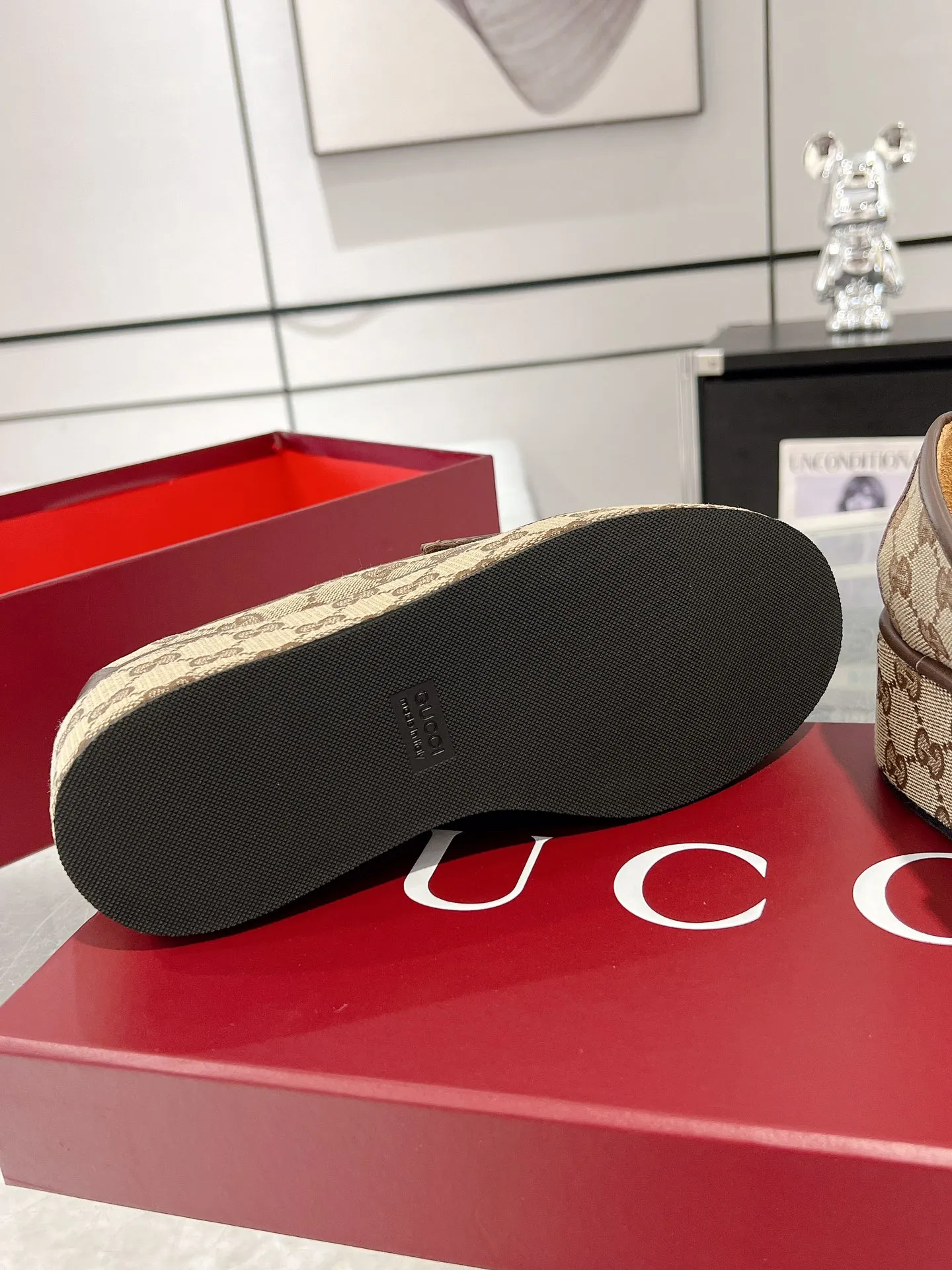 👟👟Ex-factory price 640👟👟 Leather surface 💰Gucci’s latest women’s horsebit wedge loafers ❗️❗️ Original purchase, development and production. The brand’s classic elements inject timeless style into this exquisite horsebit loafer. Glossy leather is paired with light gold-tone hardware. Wedge detailing adds a personal touch to a classic style. Original customized cowhide. Original customized soft sheepskin lining. Original molded leather with rubber outsole. Bottom thickness: 2.5CM in the front and 5cm in the back. Number of yards: 35-41 (custom-made 40 and 41 are non-refundable)